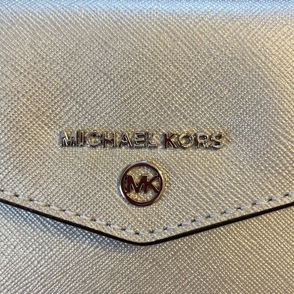 Michael Kors Jet Set Charm Silver Wallet Wristlet NIB New - Picture 3 of 6